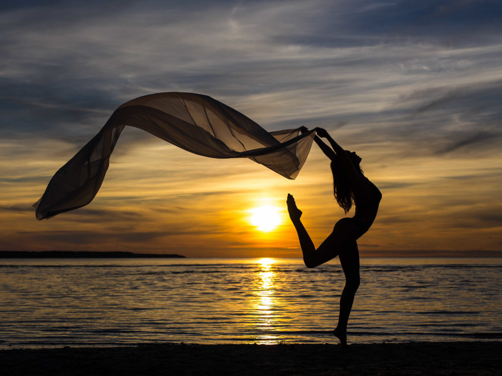 tanec na pláži při západu slunce, silueta